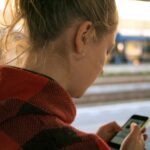 「意志の弱さ」は関係ない。世界最高峰のエンジニアが仕掛けた脳ハックと、2025年版デジタルデトックスの正体