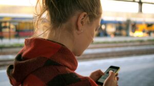 「意志の弱さ」は関係ない。世界最高峰のエンジニアが仕掛けた脳ハックと、2025年版デジタルデトックスの正体